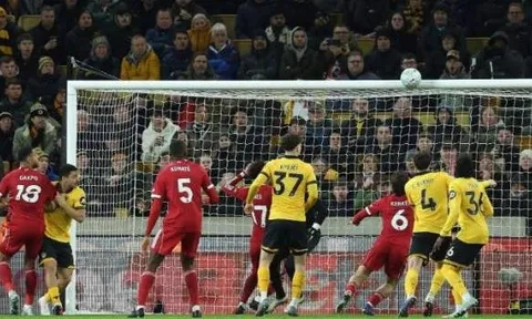 Slot gục ngã khi Liverpool sụp đổ vì "căn bệnh" cuối trận