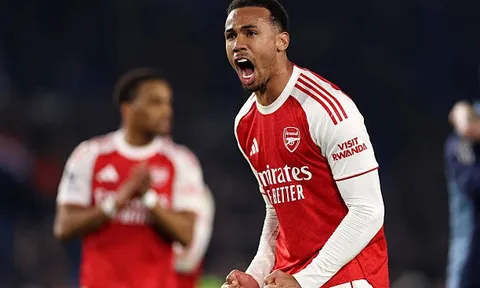 Magalhaes hóa "quái thú", CĐV Arsenal phát cuồng