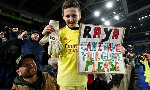 Raya tặng găng tay fan nhí khi Arsenal xây chắc ngôi đầu