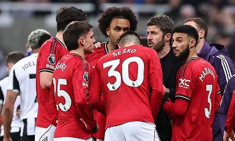 Man Utd trả giá vì giáo án nhẹ của Carrick?