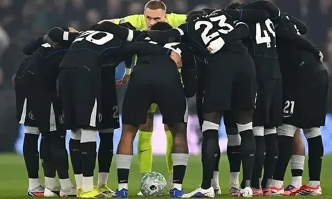 Lý do dàn sao Chelsea xếp vòng tròn trước mỗi hiệp đấu