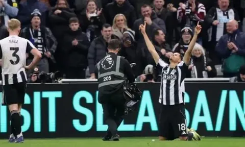 Danny Murphy kinh ngạc trước siêu phẩm kết liễu Man Utd