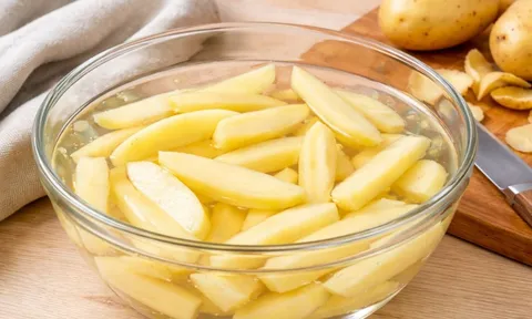 Vì sao nên ngâm khoai tây trong nước trước khi chế biến? Thói quen nhỏ giúp món ăn ngon và an toàn hơn