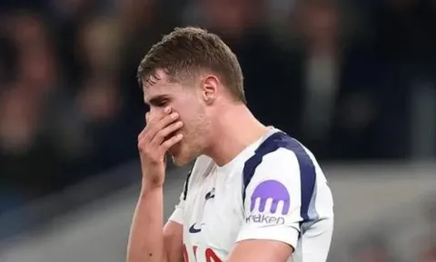 Màn tự sát của Tottenham và bóng ma xuống hạng đang hiện về