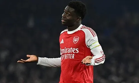 Saka tuyên bố Arsenal phớt lờ mọi lời chỉ trích
