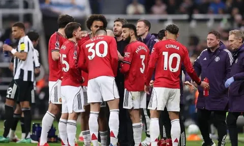 Fan MU chia rẽ sâu sắc về tương lai của Michael Carrick
