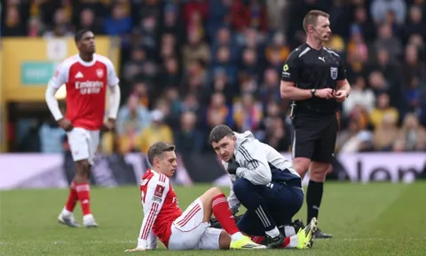 Arsenal lo sốt vó vì Trossard chấn thương tại FA Cup