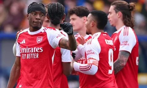 Madueke chuộc lỗi giúp Arsenal cán mốc lịch sử