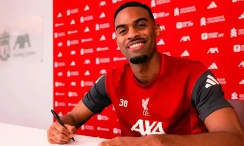 CHÍNH THỨC: Gravenberch ký hợp đồng dài hạn mới với Liverpool