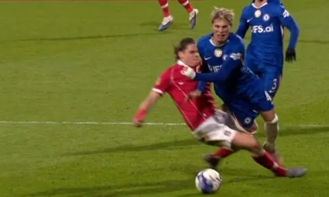 HLV của Wrexham chỉ trích VAR vì tấm thẻ đỏ trước Chelsea