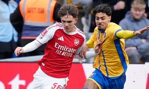 Thần đồng 16 tuổi làm lu mờ dàn sao Arsenal