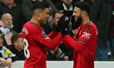 Mazraoui cảnh báo Man Utd về khoảng trống Casemiro để lại