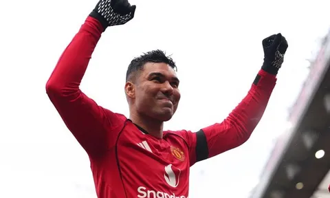 Bryan Robson khuyên Casemiro "quay xe" với Man Utd