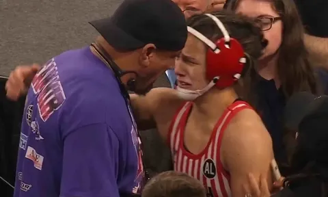 Bella Mir, con gái huyền thoại Frank Mir, viết nên lịch sử tại giải vô địch vật nữ quốc gia Mỹ