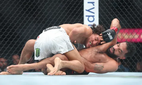 Raul Rosas Jr. và "cơn mưa" 16 cú takedown áp đảo Rob Font tại UFC 326