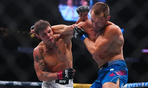 Charles Oliveira 'nhấn chìm' Max Holloway trên sàn đấu, thống trị tuyệt đối tại UFC 326