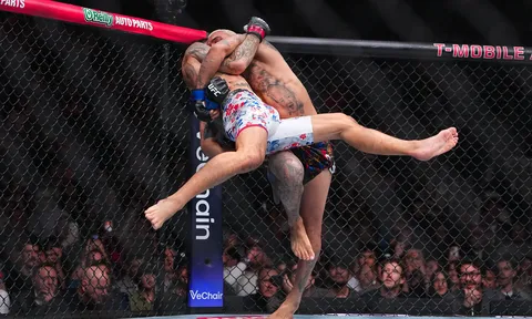 Địa chiến lên ngôi: Charles Oliveira 'tắt điện' hoàn toàn Max Holloway trong trận tái đấu