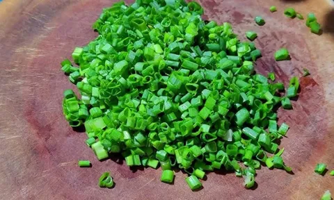 Mẹo bảo quản hành lá nửa năm vẫn tươi ngon như mới mua