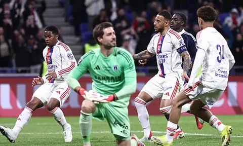Quả phạt đền muộn giúp Lyon giữ lại 1 điểm trước Paris FC