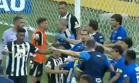 Derby Brazil lập kỷ lục thế giới với 23 tấm thẻ đỏ