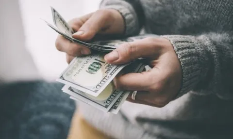 Người đàn ông thu nhập cao nhưng ăn uống tiết kiệm, sợ không dám tiêu tiền, hóa ra lại là dấu hiệu tâm thần