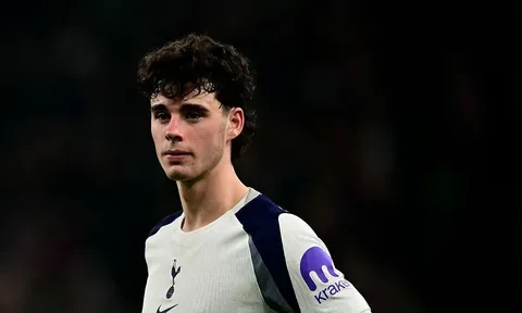 Archie Gray ở lại, Tottenham quyết tranh Mateus Mane