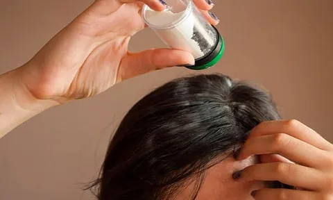 Pha loãng nước muối rồi đem ủ tóc: Sạch hết gầu, lâu bết