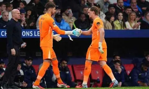 Biếu không 2 bàn, thủ môn Tottenham bị thay ra chỉ sau 17 phút