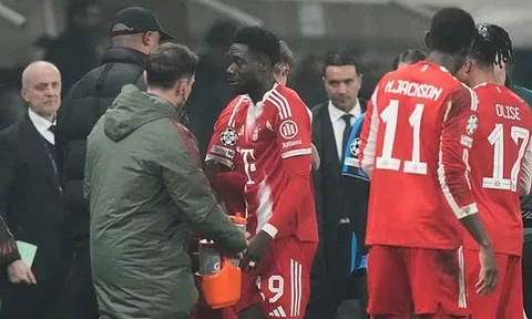 Alphonso Davies bật khóc rời sân trong ngày Bayern Munich đại thắng