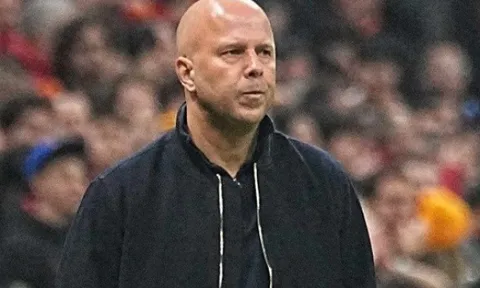 CĐV Liverpool đòi sa thải Arne Slot sau thất bại trước Galatasaray