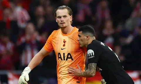 Pedro Porro an ủi thủ môn Tottenham sau thảm họa phút 17