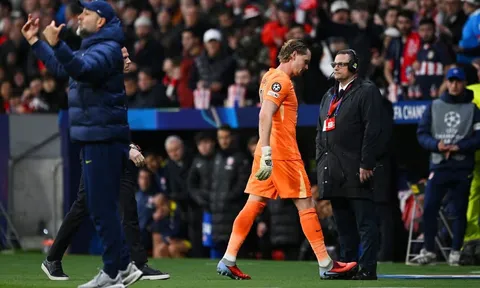 Rút thủ môn phút 17, HLV Tudor bị Joe Hart chỉ trích