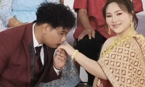 Nữ giám đốc cưỡi xe mui trần, mang sính lễ "khủng" đến cầu hôn nam nhân viên của công ty