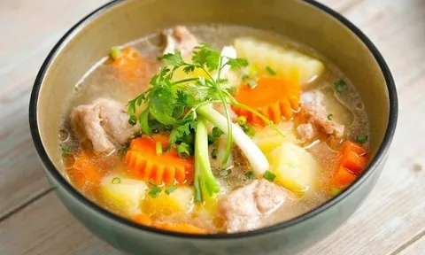 Hầm sườn người thì chần nước, người thì hầm trực tiếp nhưng đầu bếp lại nói: Cả hai đều sai, đây mới là cách đúng!