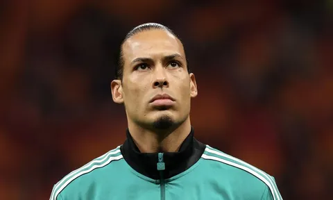 Liverpool gục ngã, Van Dijk đối diện nguy cơ treo giò