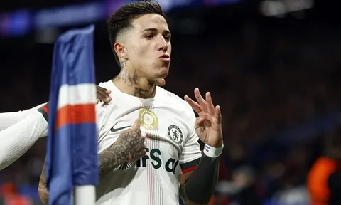 Chiếc huy hiệu vô địch thế giới đang tàn phá Chelsea