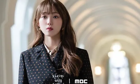Phong cách công sở tinh tế của Lee Sung Kyung trong “Mùa Em Rực Rỡ” gây chú ý
