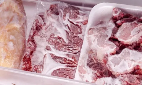 Thịt cấp đông trong tủ lạnh có 3 dấu hiệu này tức là đã hỏng, nên bỏ ngay