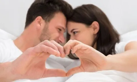 Nhỏ một giọt dầu gió vào rốn có giúp “chuyện ấy” thăng hoa hơn? Đáp án khiến nhiều người bất ngờ