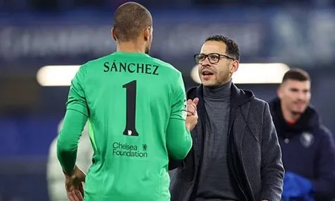 Trả vị trí cho Sanchez là cách Liam Rosenior tự cứu mình