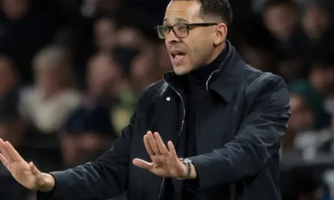 Liam Rosenior bảo vệ triết lý tấn công mạo hiểm tại Chelsea