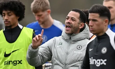 Liam Rosenior bảo vệ triết lý tấn công mạo hiểm tại Chelsea
