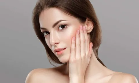 Bác sĩ da liễu cảnh báo: Thức khuya, tiệc tùng vài ngày cũng đủ khiến làn da “xuống cấp”