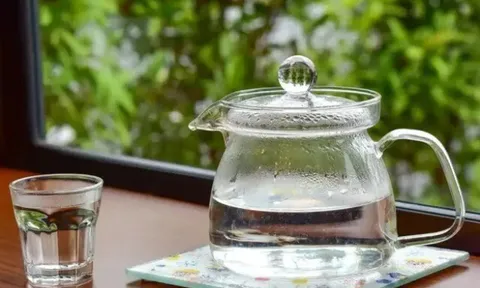 Hai thói quen nào khi uống nước đun sôi để nguội dễ hại thân, rất nhiều người Việt hay gặp phải?