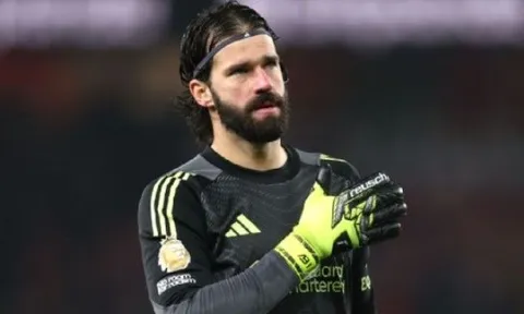 Liverpool giữ chân Alisson Becker đến mùa hè 2027