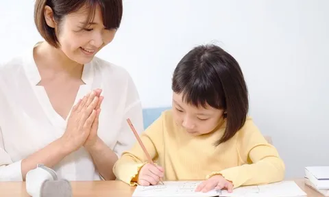 Chuyên gia tâm lý cảnh báo: Khen trẻ “thông minh” có thể vô tình làm giảm sự tự tin