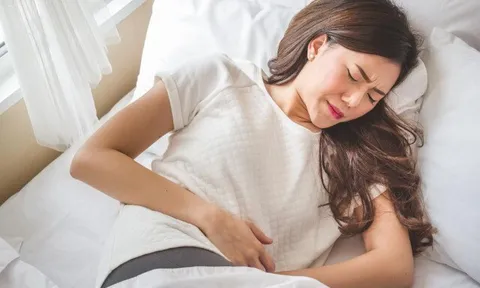 Bỗng nhiên sốt cao rồi rét run, cô gái trẻ đi khám phát hiện điều bất thường ở vùng kín