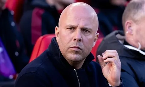 Carragher chê Liverpool tồi tệ và đặt dấu hỏi cho Arne Slot