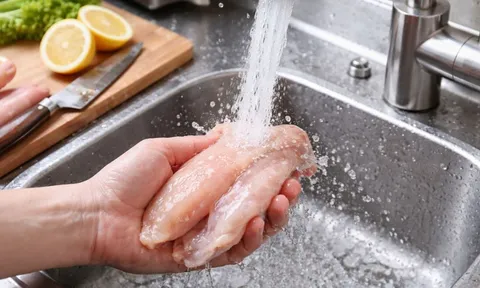 Vì sao không nên rửa thịt dưới vòi nước mạnh? Sai lầm này nhiều người mắc mỗi ngày mà không biết tác hại