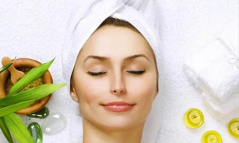 Khi da thiếu nước, tuyến bã nhờn có thể hoạt động mạnh hơn để bù đắp, khiến da trở nên bóng dầu.